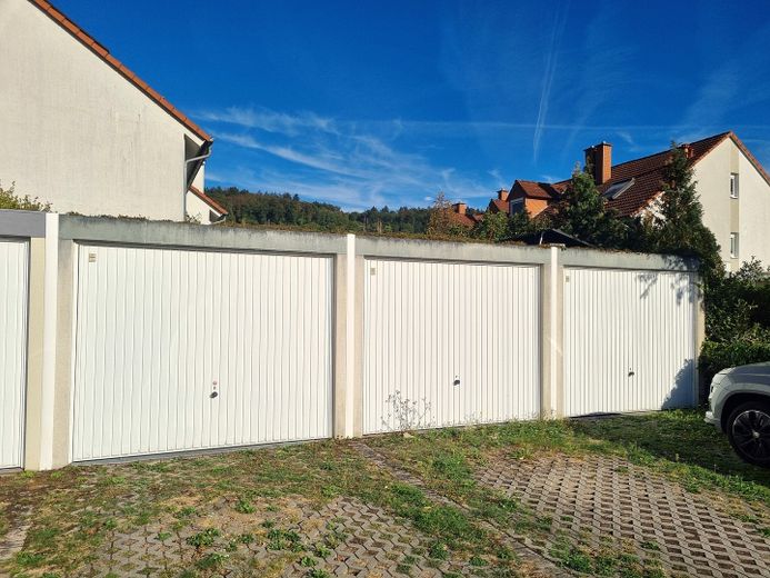Well-maintained mid-terrace house in a family-friendly location – Garage mit Stellplatz