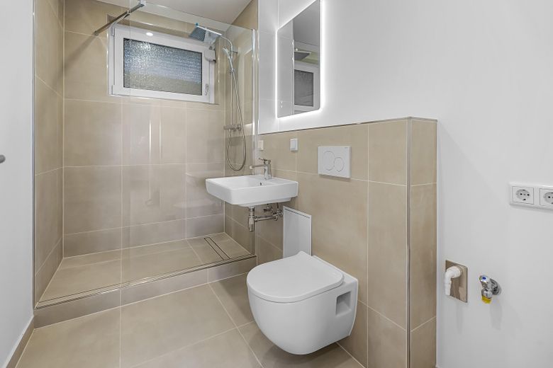 Erstbezug: Frisch sanierte 2-Zimmer-Wohnung mit Loggia – Badezimmer