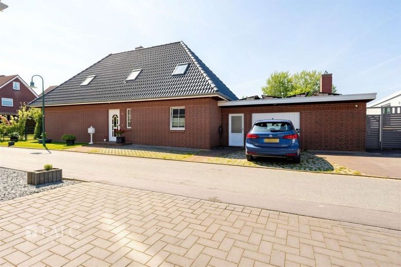 Provisionsfrei: modernisiertes Einfamilienhaus mit Pool und Sauna – Außenansicht
