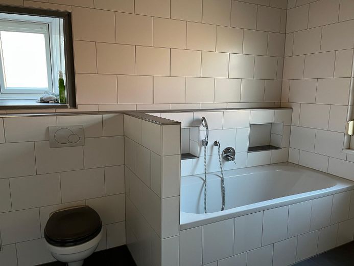 Bad mit Badewanne