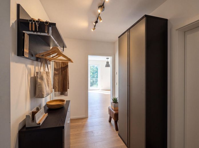 Moderno appartamento di 2 locali con ampio balcone e posto auto in garage sotterraneo a Monaco-Obermenzing – senza commissioni – Eingangsbereich (VS)