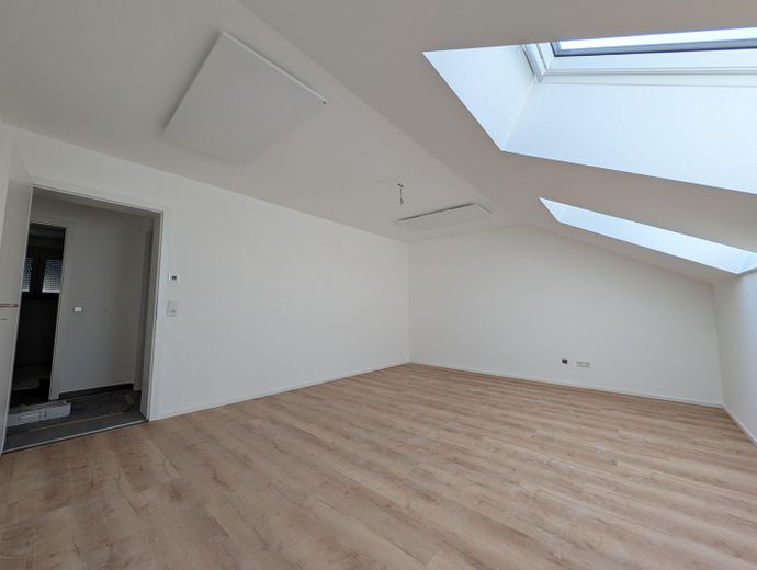 3-Zi.-DG-Wohnung mit Klima - Erstbezug nach Sanierung – Wohn- & Esszimmer