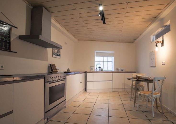 Casa unifamiliare ristrutturata con 2 garage enormi e innumerevoli possibilità di sviluppo – Foto 8