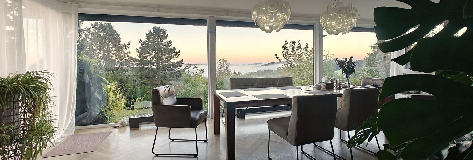 Malerischer Nebelmorgen