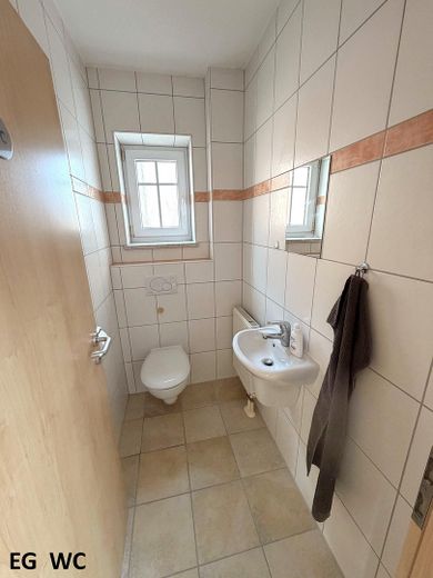 1-gezinshuis in 93333 Neustadt/Do (bj 2003), 120m² woonoppervlakte, 532m² grond en dubbele garage – EG WC