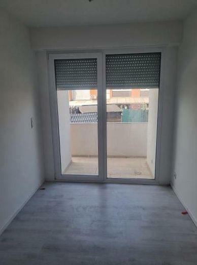 Kernsaniertes 6-Familienhaus mit Wärmepumpe, Garagen und Energieklasse A – Beispiel Wohnung Raum mit Balkon