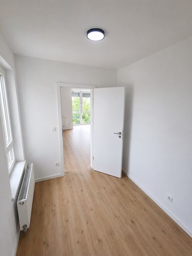 Modern kernsaniert provisionsfrei – stilvolles Wohnen mit besonderer Panorama-Fensterfront – Schlafzimmer