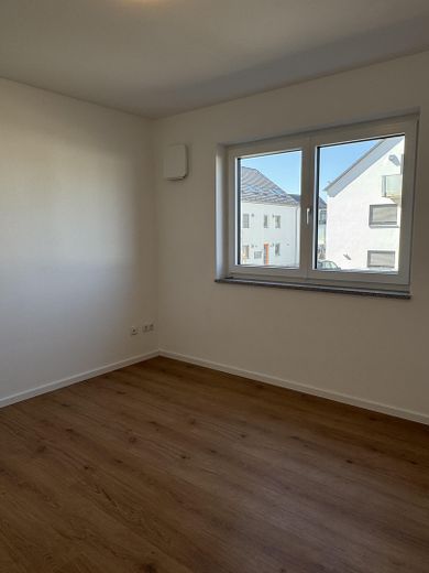 Sonnige 4-Zimmer Wohnung // Garten, EBK und hohen Decken // Neubau in Langenbach – Schlafraum/Wohnraum 2