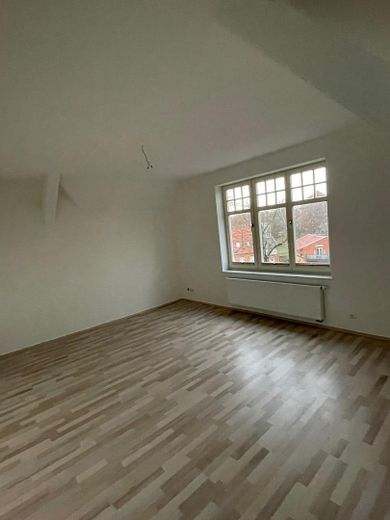 KFW Enerji Verimli Anıt Bina 3 Odalı Çatı Katı Dairesi, Merkeze Yakın İyi Konum – Wohnzimmer