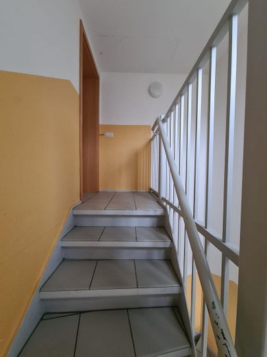 3-Zimmer DG-Wohnung inklusive Stellplatz & EBK - provisionsfrei – Treppenhaus