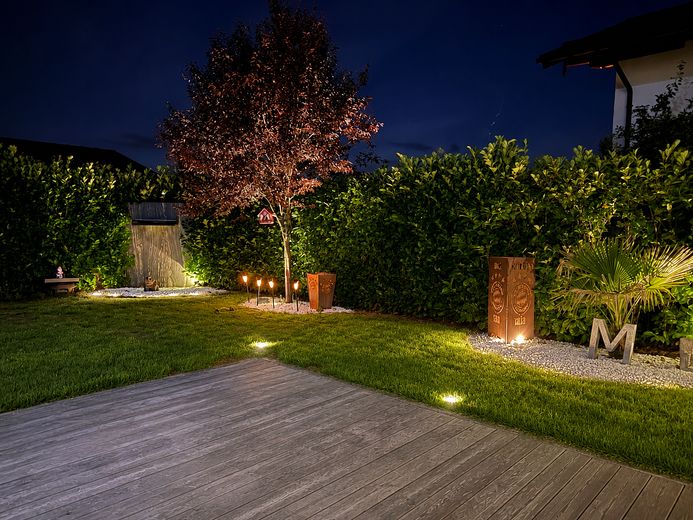 Neuwertiges Reihenendhaus mit modernem Wohnkomfort – Garten am Abend