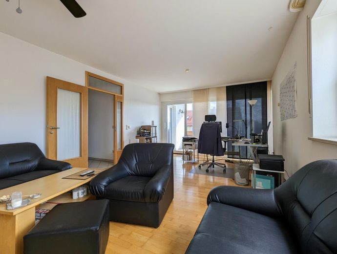 Freistehendes Ein-/Zweifamilienhaus, Lkr. Erding – Wohnzimmer