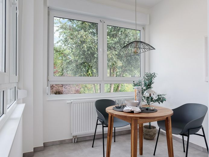 Frankfurt vor der Haustür: hochwertige 84-m²-Wohnung mit Balkon im stilvollen 3-Parteien-Haus – Küchen-/Essbereich