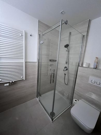 Möblierte, helle und lichtdurchflutete 2-Zimmer-Wohnung in begehrter Altstadtlage – Bad
