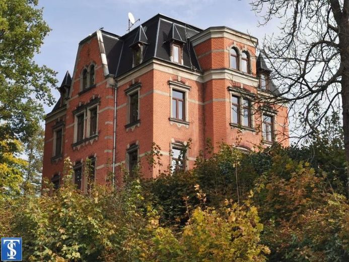 Objekt-Nr.: 5724 - Stilvolle freistehende Villa (3 x 4-Zimmer-WE) mit großem Grundstück und traumhafter Fernsicht wartet auf Liebhaber zur Sanierung (inkl. Projektplanung) in Oelsnitz – Foto 1