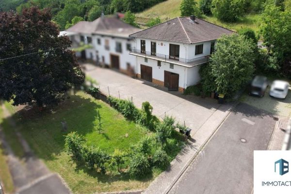 Einfamilienhaus mit umlaufendem Balkon, zwei großen Maxi-Garagen, Garten und unverbaubarem Weitblick