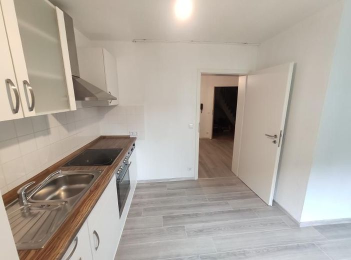 2 Zi. Souterrain Wohnung mit Terrasse und Garten (optional) – Küche Bild 3