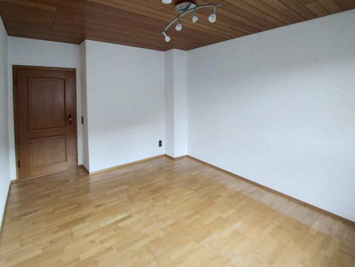Helle, renovierte 4-Zimmer-Wohnung (1.OG) mit Küche und Süd-Balkon in ruhiger Lage in Kleinostheim – Schlafzimmer / Home Office 3