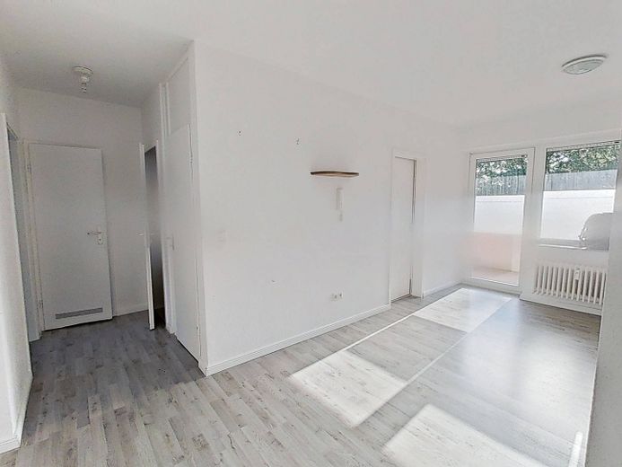 Comfortabel ingerichte 3-kam.-app. met BALKON, inbouwkeuken en ligbad – Ansicht II: Flur