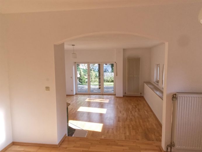 Provisionsfreie 3,5-Zimmer-Terrassenwohnung mit Einbauküche & Ausblick ins Grüne | Muggendorf – Wohnzimmer 3