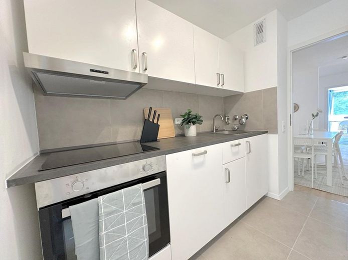 Möbliertes WG-Zimmer (15 m²) mit Loggia in Heidelberg-Emmertsgrund – Küchenzeile mit Backofen