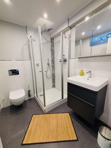 Doppelhaushälfte mit Dachterrasse, Keller, Sauna und Whirlpool, EBK, Photovoltaik, grüner Garten – Bad 2. Stock