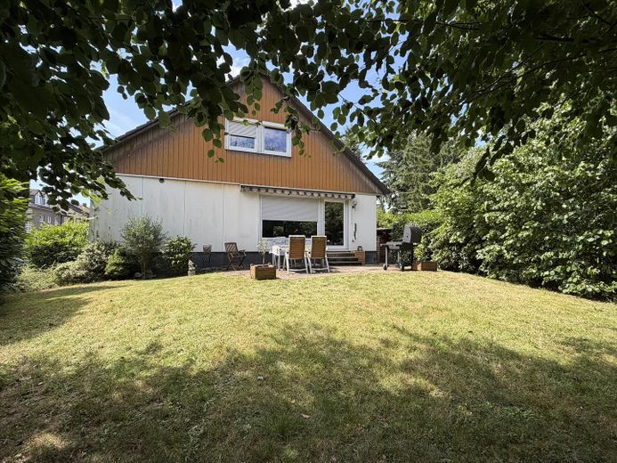 Freistehendes Einfamilienhaus mit schönem Garten und Garage in Aufderhöhe - PROVISIONSFREI – Gartenansicht