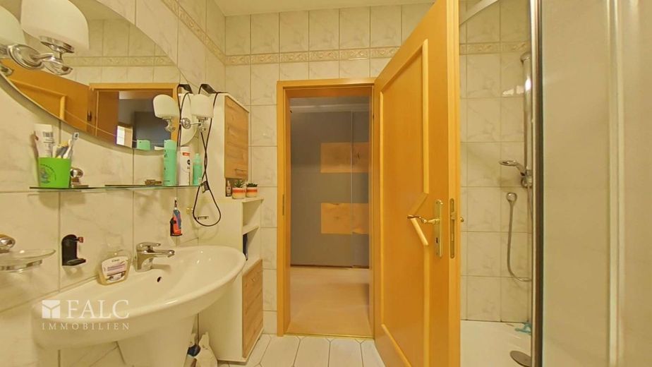 Vielseitiges Drei-Parteien-Haus mit großzügigen Freiflächen – EG links Badezimmer