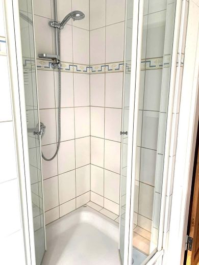 Zweifamilienhaus mit Werkstatt in zentraler Lage. – OG Bad Dusche