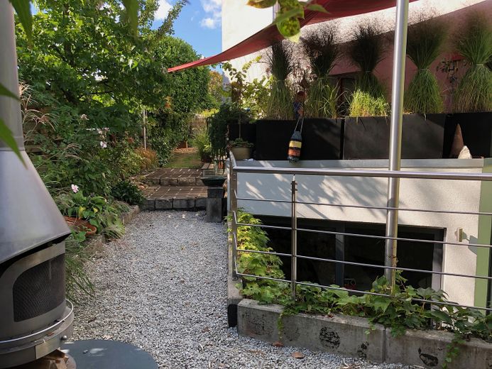Sonniges Reihenendhaus mit Atelier - ruhige, familienfreundliche Lage, Garten & Blick über Skyline – Gartenweg