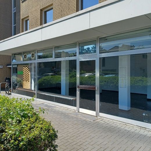 Hannover: Ladenlokal mit 77m² und großen Schaufenstern-Parkplätze vor der Tür – Schaufenster