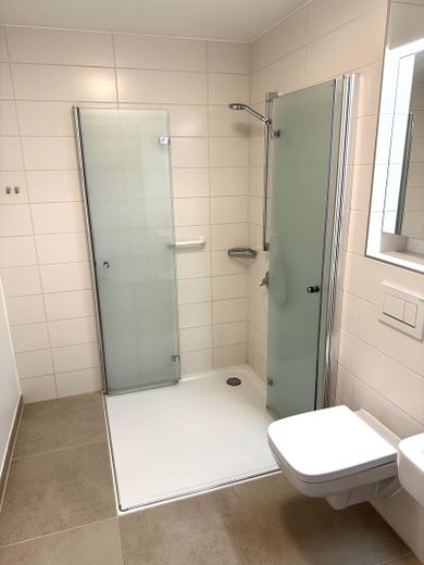 Zo goed als nieuw appartement in een meer-generatiewoning met garage, geschikt voor ouderen en drempelvrij – ...barrierefrei