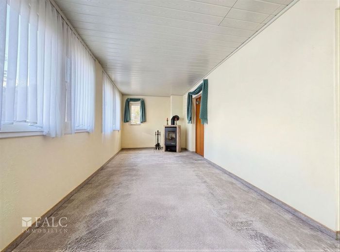 ***Blick auf die Burg Plesse - Haus mit Doppelgarage und üppiger Terrasse in Eddigehausen*** – Kaminzimmer EG