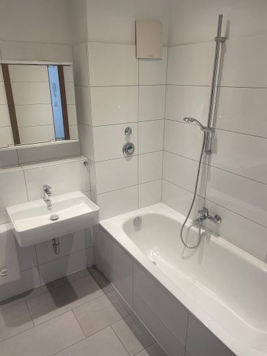 Helle 3,5-Zimmerwohnung mit komplett saniertem Badewannebad mit Fenster und sonnigem SÜD-WEST-Balkon – Badezimmer