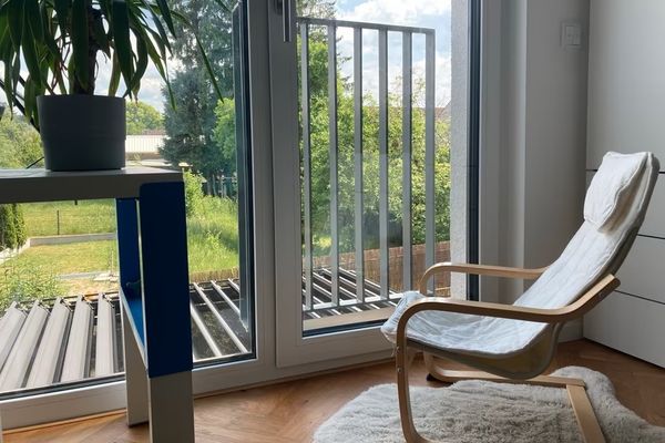 No commission! Mid-terrace house, 5 rooms, 2 bathrooms, 2 roof terraces, 2 underground parking spaces – energy rating A, available in Dec.