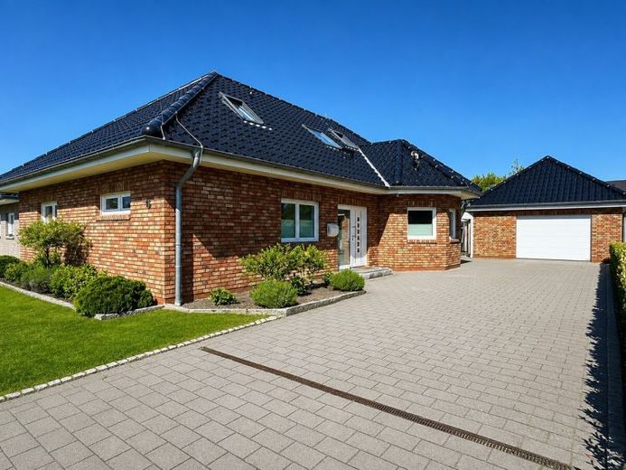 Eleganza senza tempo incontra il comfort abitativo moderno – Esclusiva casa unifamiliare KfW-70 con giardino da sogno a Marne – Foto 1