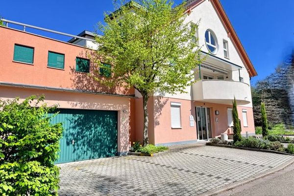Luxuriöses Wohnhaus mit vermieteter Hausarztpraxis