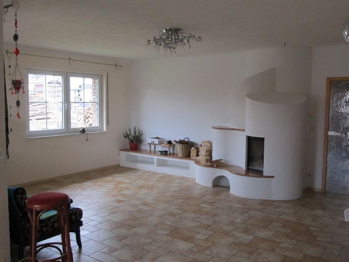 Wohnzimmer mit Speicherofen