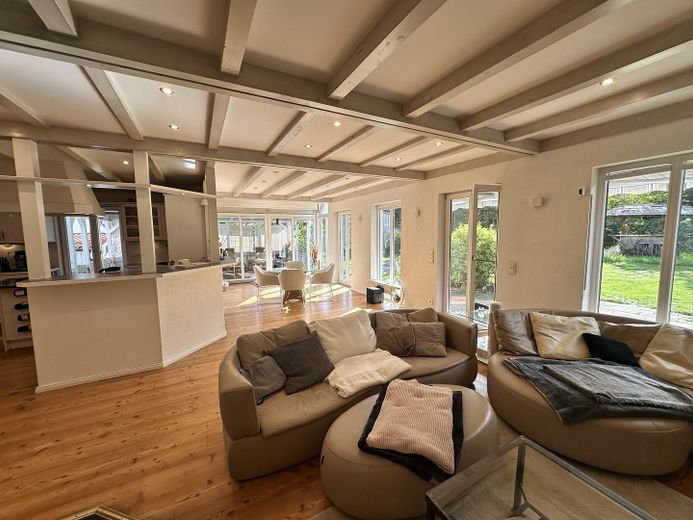 RESERVIERT  A+ Familienhaus mit Wärmepumpe, PV-Anlage & 1.355 m² Grundstück im Landkreis Dachau – Wohnbereich mit Küchensicht