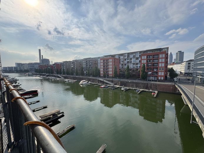 Wohnan auf dem Wasser - Exklusive 2-Zimmer Wohnung mit unverbaubaren Blick auf den Main – Blick auf die Marina