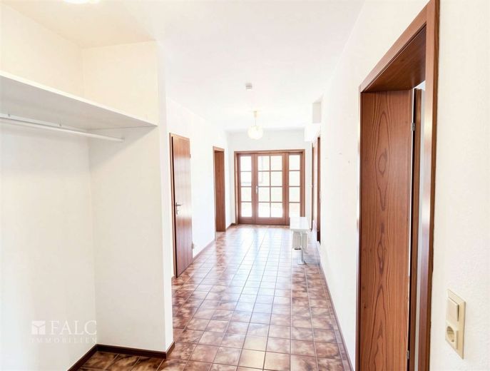 Großzügige 132 m² Wohnung mit großem Balkon und Stellplatz im gepflegten Dreifamilienhaus – Flur