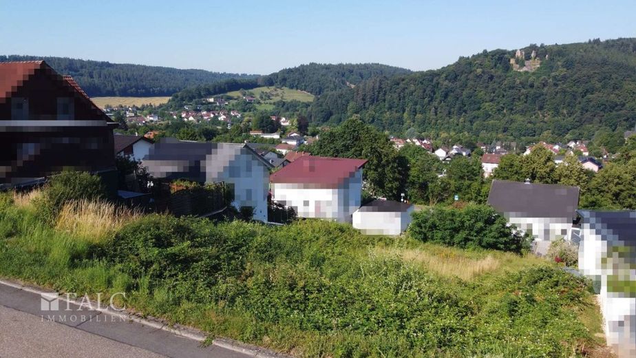 Sonniges Hanggrundstück mit traumhafter Aussicht – Außenansicht
