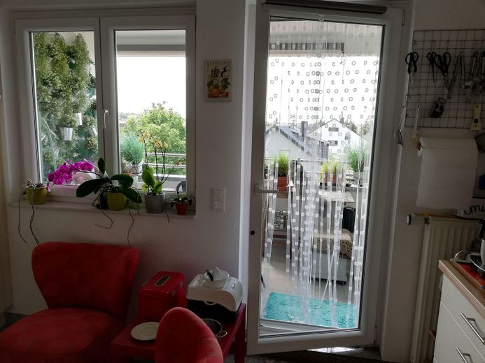 Wohntraum im Dachgeschoss – Küche mit Blick Balkon