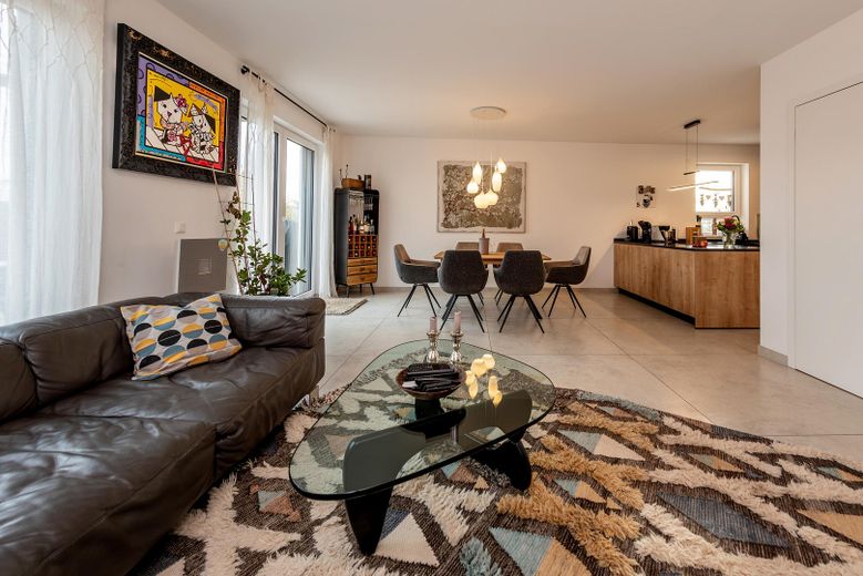 Modernes Wohnen mit Architektur, Komfort und Nachhaltigkeit – Wohn-Ess-Bereich