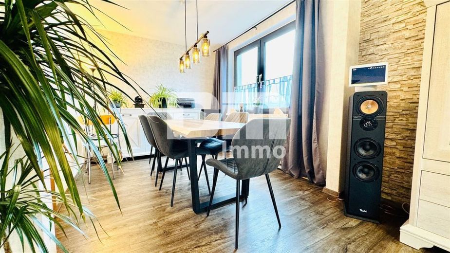 Umfangreich teilsaniertes Dreifamilienhaus mit Garage + PV Anlage und großem Garten – WE2 OG Wohn / Esszimmer / Zugang Balkon