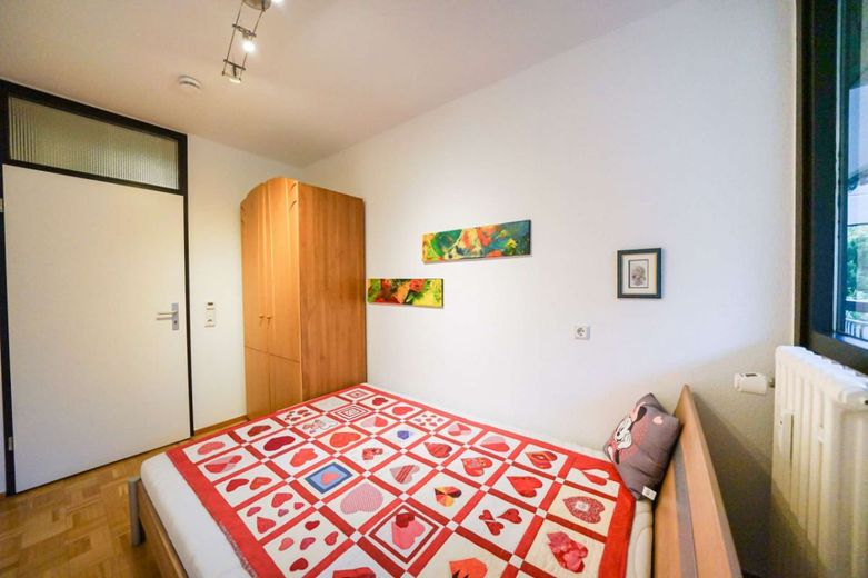 Außergewöhnlich und stilvoll! 4-Zimmer-Wohnung mit 2 Balkonen und Tiefgarage in Köln-Weiden – Bild 18