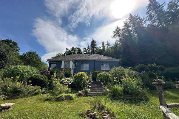 Maison individuelle indépendante, isolée, avec vue panoramique sur la forêt