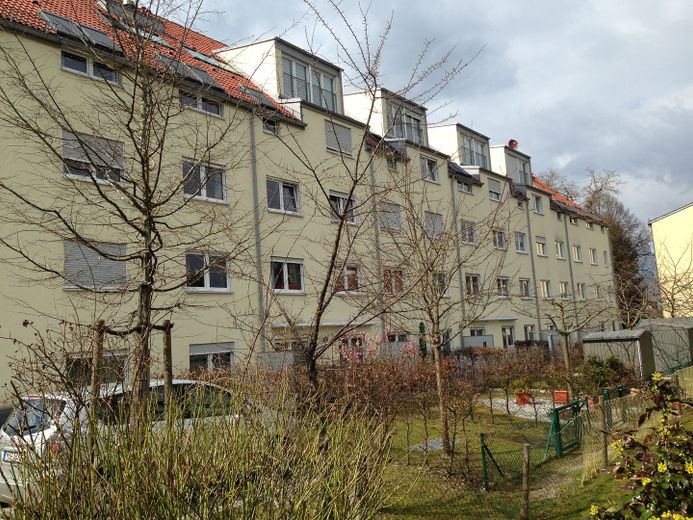 Hell und sehr gut geschnitten! Wohnung mit viel Platz und einem großen überdachten Balkon. – Hausansicht