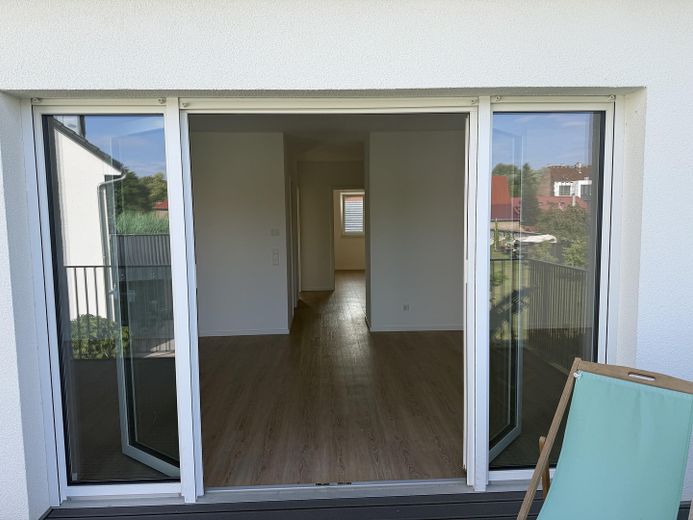 TOP - Piso de 3 habitaciones con gran terraza - 1.er piso - Obra nueva 2023 – Eingang ins Wohnzimmer 