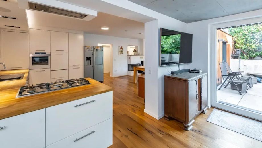 ‘‘Ruhig & grün: Helle 96m² Terrassen-Wohnung mit moderner Ausstattung und guter Anbindung‘‘ – Wohn-/Essbereich